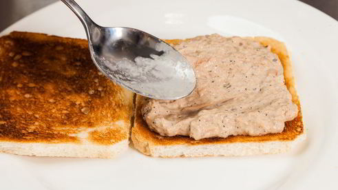 открытый сэндвич с тунцом