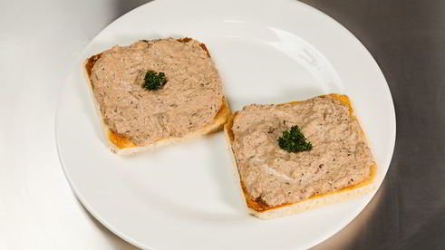 открытый сэндвич с тунцом