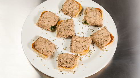 открытый сэндвич с тунцом