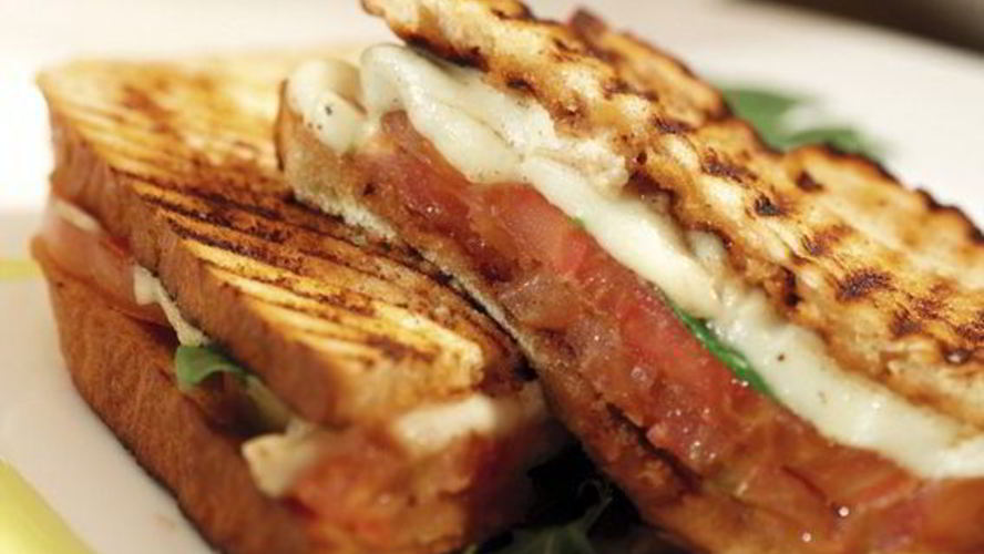 Рецепт поджаренного сэндвича с моцареллой и помидорами