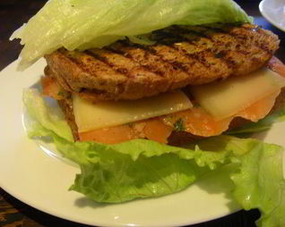 Сэндвич-гриль с копченым лососем и сыром