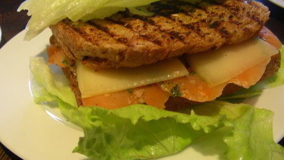 Рецепт Сэндвича-гриля с копченым лососем и сыром