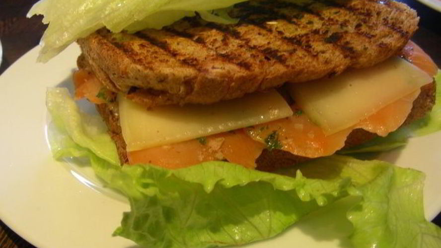 Рецепт сэндвича-гриля с копченым лососем и сыром