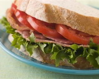 Сэндвич по-американски с беконом, томатами и салатом