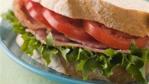 Рецепт Сэндвича по-американски с беконом, томатами и салатом