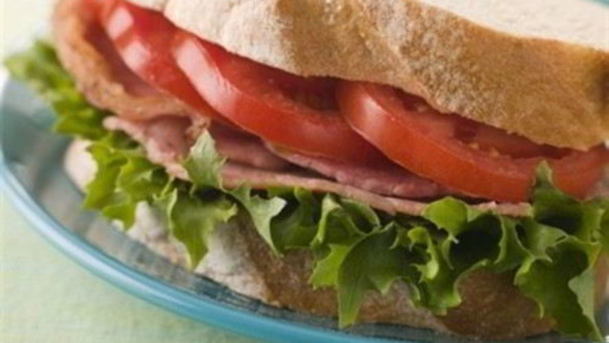 Рецепт сэндвича по-американски с беконом, томатами и салатом