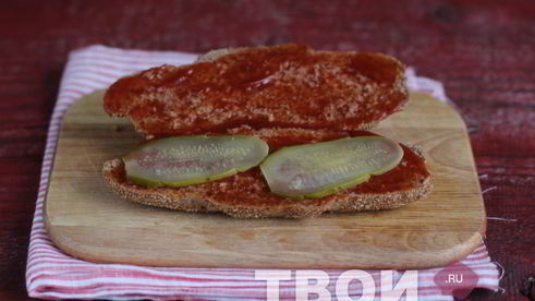 сэндвич с беконом и руколой