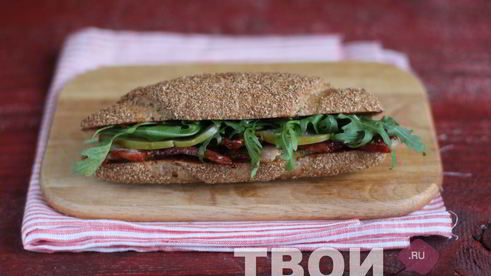 сэндвич с беконом и руколой