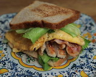 Сэндвич с индейкой и беконом