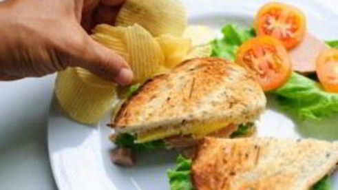 сэндвич с колбасой