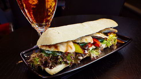 сэндвич с курицей и овощами-гриль