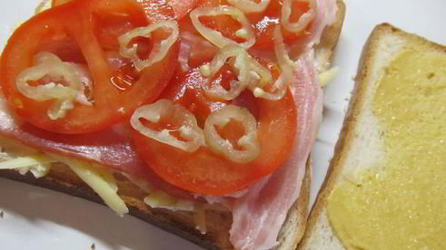 сэндвич с сыровяленым беконом и сыром на гриле