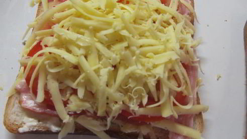 сэндвич с сыровяленым беконом и сыром на гриле