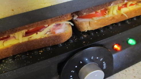 сэндвич с сыровяленым беконом и сыром на гриле