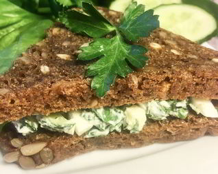 Сэндвич с зеленым салатом