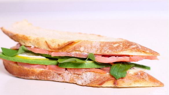 Рецепт Сэндвича со слабосоленой семгой и авокадо