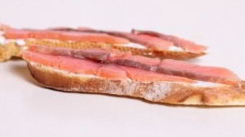 сэндвич со слабосоленой семгой и авокадо