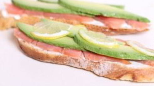 сэндвич со слабосоленой семгой и авокадо