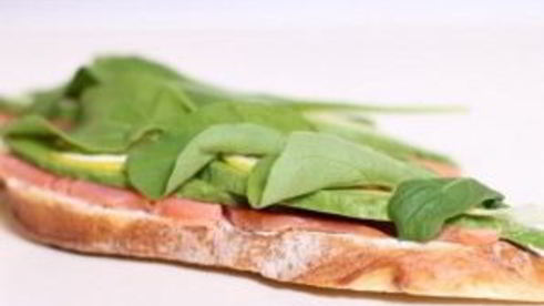 сэндвич со слабосоленой семгой и авокадо