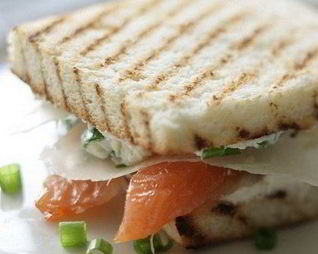 Сэндвич со слабосоленой семгой и сливочным сыром