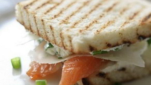 Рецепт Сэндвича со слабосоленой семгой и сливочным сыром