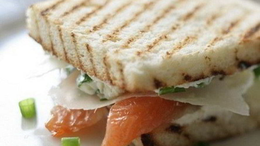 Рецепт сэндвича со слабосоленой семгой и сливочным сыром