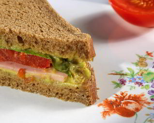 Сэндвичи с гуакамоле, каперсами и копченым мясом