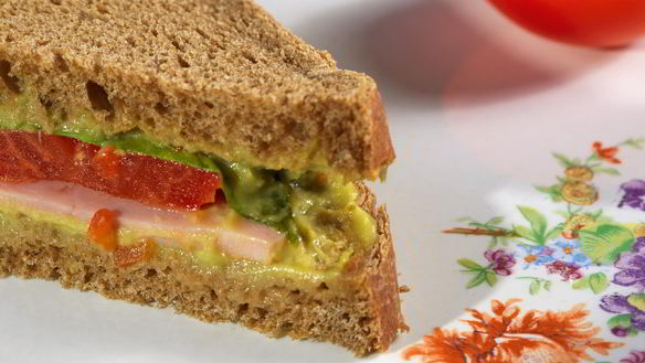 Рецепт Сэндвичей с гуакамоле, каперсами и копченым мясом