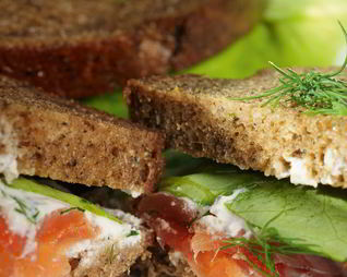 Сэндвичи с семгой и сыром Ронделе