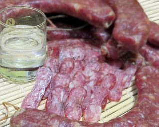 Сыровяленая домашняя колбаса