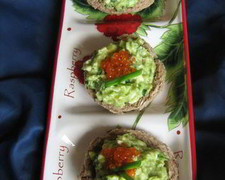 Хлебные тарталетки с авокадно-яичным салатом