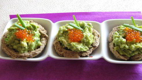 хлебные тарталетки с авокадно-яичным салатом