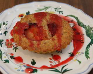 Миндальные тарталетки со сливовым соусом