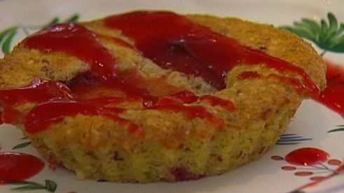 миндальные тарталетки со сливовым соусом