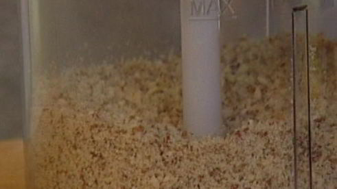 миндальные тарталетки со сливовым соусом