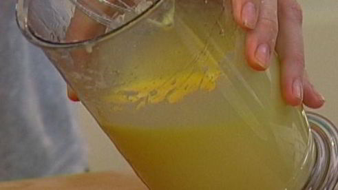 миндальные тарталетки со сливовым соусом