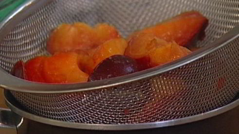 миндальные тарталетки со сливовым соусом