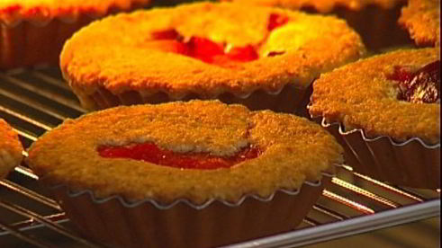 миндальные тарталетки со сливовым соусом