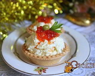 Новогодние тарталетки с салатом и красной икрой