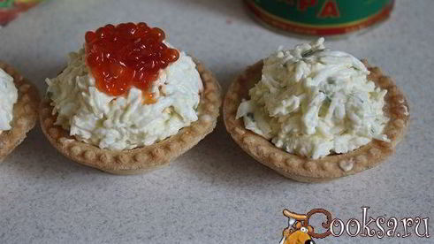 новогодние тарталетки с салатом и красной икрой