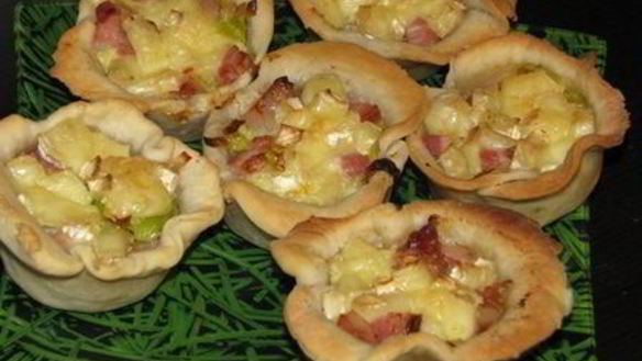 Рецепт Тарталеток, фаршированных сыром бри и луком-пореем