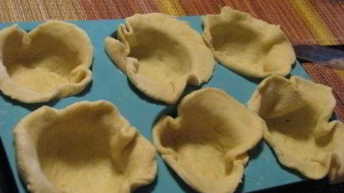 тарталетки, фаршированные сыром бри и луком-пореем