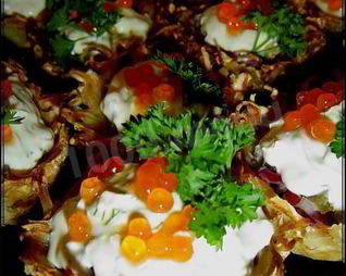 Тарталетки картофельные с селедкой и икрой