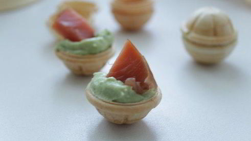 тарталетки с авокадо и рыбой