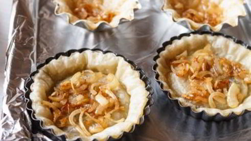 тарталетки с белыми грибами