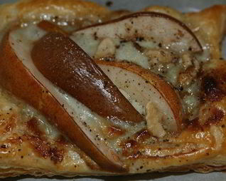 Тарталетки с грушами, грецкими орехами и голубым сыром