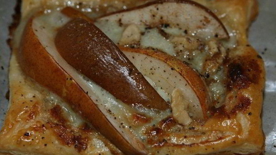 Рецепт тарталеток с грушами, грецкими орехами и голубым сыром