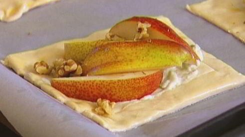 тарталетки с грушами, грецкими орехами и голубым сыром