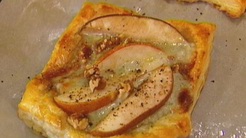 тарталетки с грушами, грецкими орехами и голубым сыром