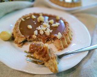 Тарталетки с карамельным соусом и макадамией